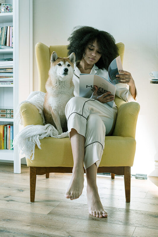 Jonge vrouw en hond wonen in modulaire woning van Smile by Ferlem